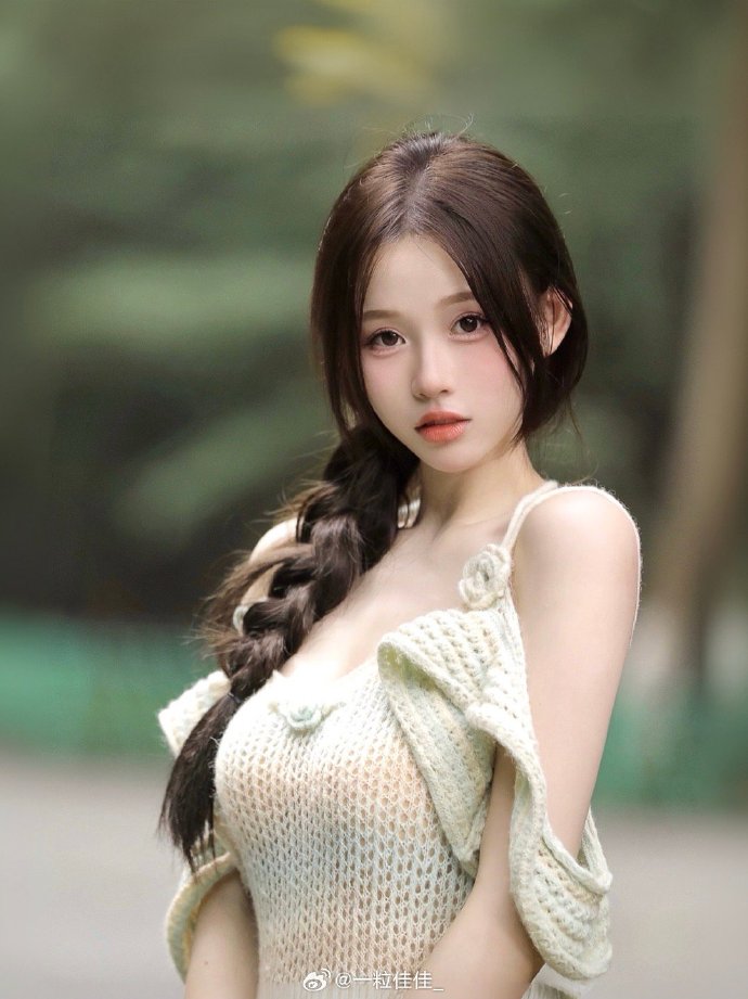 老师和学生一起努力做豆浆